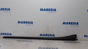Gebruikte Sierlijst Peugeot 5008 I (0A/0E) 1.6 THP 16V Prijs € 25,00 Margeregeling aangeboden door Maresia Parts