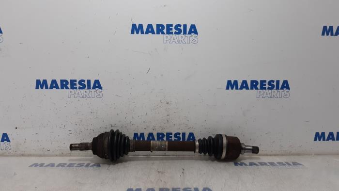 Gebruikte Aandrijfas links-voor Peugeot 5008 I (0A/0E) 1.6 THP 16V Prijs € 34,00 Margeregeling aangeboden door Maresia Parts