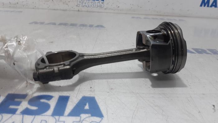 Gebruikte Zuiger Renault Megane IV (RFBB) 1.2 Energy TCE 100 Prijs € 75,00 Margeregeling aangeboden door Maresia Parts