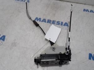 Gebruikte Portierslot Mechaniek 4Deurs rechts-voor Peugeot 208 I (CA/CC/CK/CL) 1.6 Blue HDi 100 Prijs € 45,00 Margeregeling aangeboden door Maresia Parts