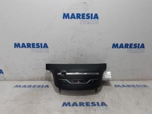 Gebruikte Radiobedienings paneel Peugeot 308 SW (L4/L9/LC/LJ/LR) 1.6 BlueHDi 120 Prijs € 40,00 Margeregeling aangeboden door Maresia Parts