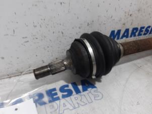 Gebruikte Aandrijfas links-voor Peugeot Partner (GC/GF/GG/GJ/GK) 1.6 HDI 75 16V Prijs € 54,45 Inclusief btw aangeboden door Maresia Parts