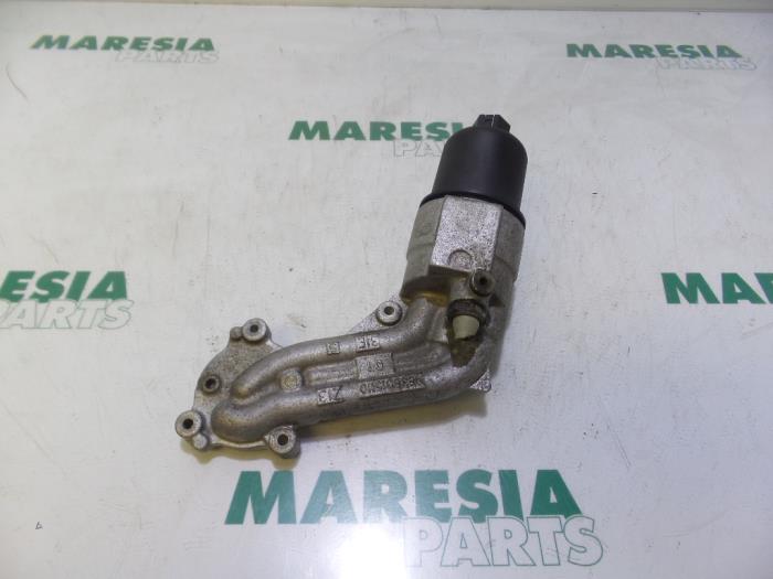 Gebruikte Oliefilterhouder Peugeot 206 (2A/C/H/J/S) 1.4 XR,XS,XT,Gentry Prijs € 35,00 Margeregeling aangeboden door Maresia Parts
