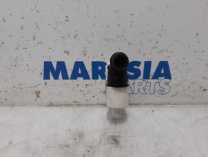Gebruikte Ruitensproeierpomp voor Citroen C4 Picasso (3D/3E) 1.6 e-Hdi, BlueHDi 115 Prijs € 10,00 Margeregeling aangeboden door Maresia Parts