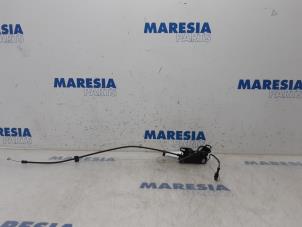 Gebruikte Cabriodak vergrendelslot Peugeot 307 CC (3B) 2.0 16V Prijs € 75,00 Margeregeling aangeboden door Maresia Parts