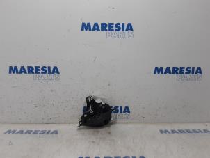 Gebruikte Cabriodak vergrendelslot Peugeot 307 CC (3B) 2.0 16V Prijs € 50,00 Margeregeling aangeboden door Maresia Parts