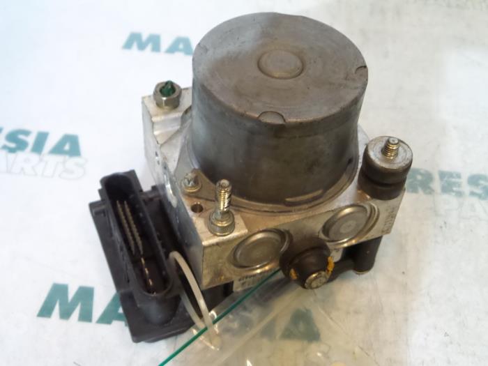 Gebruikte ABS Pomp Renault Clio II (BB/CB) 1.2 16V Prijs € 50,00 Margeregeling aangeboden door Maresia Parts