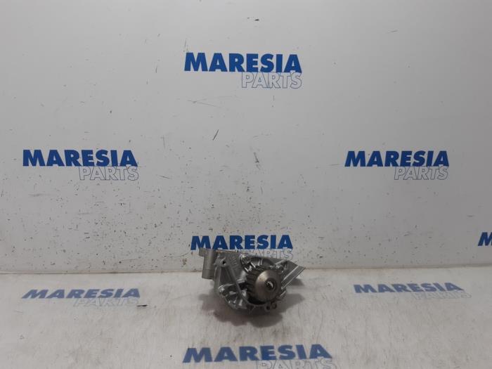Gebruikte Waterpomp Peugeot 307 CC (3B) 2.0 16V Prijs € 75,00 Margeregeling aangeboden door Maresia Parts