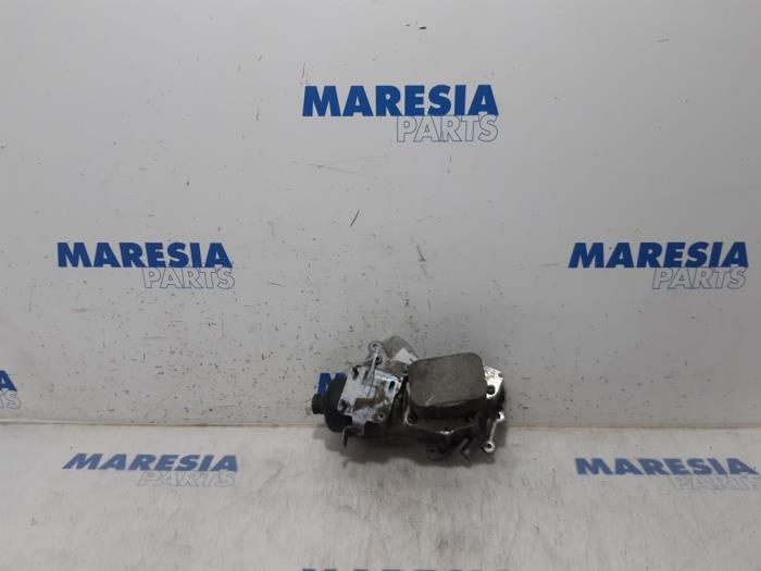 Gebruikte Oliefilterhouder Peugeot 308 CC (4B) 1.6 HDiF 16V Prijs € 50,00 Margeregeling aangeboden door Maresia Parts