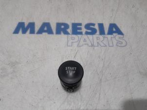 Gebruikte Start/Stop schakelaar Renault Clio IV (5R) 1.2 TCE 16V GT EDC Prijs € 9,99 Margeregeling aangeboden door Maresia Parts