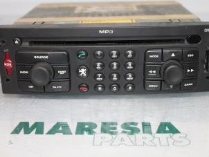 Gebruikte Radio CD Speler Peugeot 307 (3A/C/D) 1.6 HDi 16V Prijs € 210,00 Margeregeling aangeboden door Maresia Parts