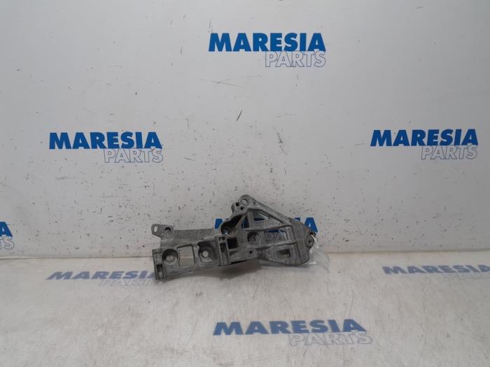 Gebruikte Dynamosteun boven Renault Clio IV (5R) 1.5 dCi 90 FAP Prijs € 50,00 Margeregeling aangeboden door Maresia Parts