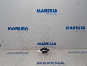 Gebruikte Schakelaar handrem Citroen C4 Picasso (3D/3E) 1.6 BlueHDI 115 Prijs € 20,00 Margeregeling aangeboden door Maresia Parts