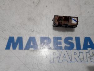 Gebruikte Schakelaar Stoelverstelling Citroen C4 Picasso (3D/3E) 1.6 BlueHDI 115 Prijs € 25,00 Margeregeling aangeboden door Maresia Parts