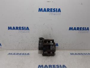 Gebruikte Remklauw (Tang) rechts-achter Citroen C4 Picasso (3D/3E) 1.6 BlueHDI 115 Prijs € 75,00 Margeregeling aangeboden door Maresia Parts