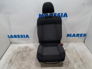 Gebruikte Voorstoel rechts Citroen C4 Cactus (0B/0P) 1.6 Blue Hdi 100 Prijs € 150,00 Margeregeling aangeboden door Maresia Parts