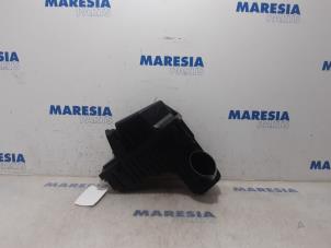 Gebruikte Luchtfilterhuis Peugeot 508 (8D) 2.2 HDiF 16V GT Prijs € 35,00 Margeregeling aangeboden door Maresia Parts