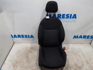 Gebruikte Voorstoel rechts Peugeot 208 I (CA/CC/CK/CL) 1.2 Vti 12V PureTech 82 Prijs € 157,50 Margeregeling aangeboden door Maresia Parts