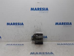 Gebruikte Remklauw (Tang) rechts-achter Fiat 500 (312) 1.4 16V Prijs € 30,00 Margeregeling aangeboden door Maresia Parts