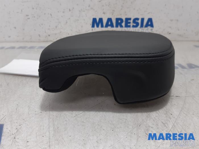 Hoofdsteun van een Peugeot RCZ (4J) 1.6 16V THP 2010