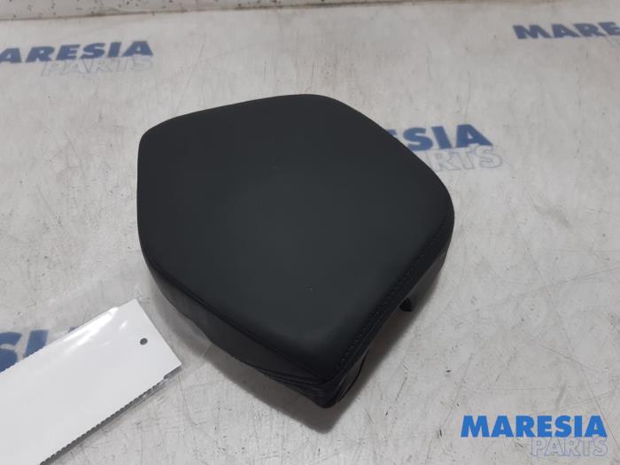 Hoofdsteun van een Peugeot RCZ (4J) 1.6 16V THP 2010