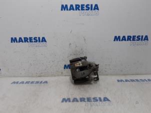 Gebruikte Remklauw (Tang) links-achter Peugeot 3008 I (0U/HU) 1.6 HDiF 16V Prijs € 40,00 Margeregeling aangeboden door Maresia Parts