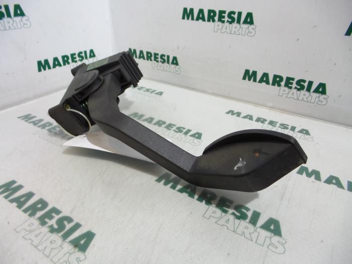 Gebruikte Sensor Gaspedaalpositie Fiat Punto II (188) 1.9 JTD 80 ELX 3-Drs. Prijs € 20,00 Margeregeling aangeboden door Maresia Parts