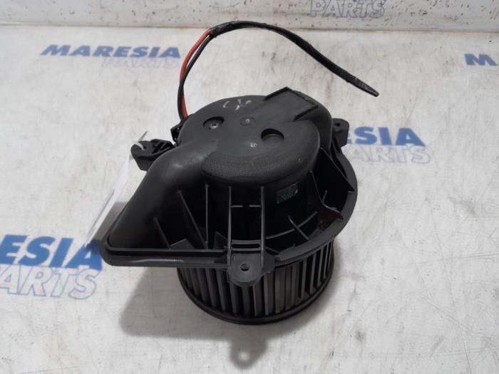 Kachel Ventilatiemotor van een Renault Trafic New (FL) 2.5 dCi 16V 145 2007