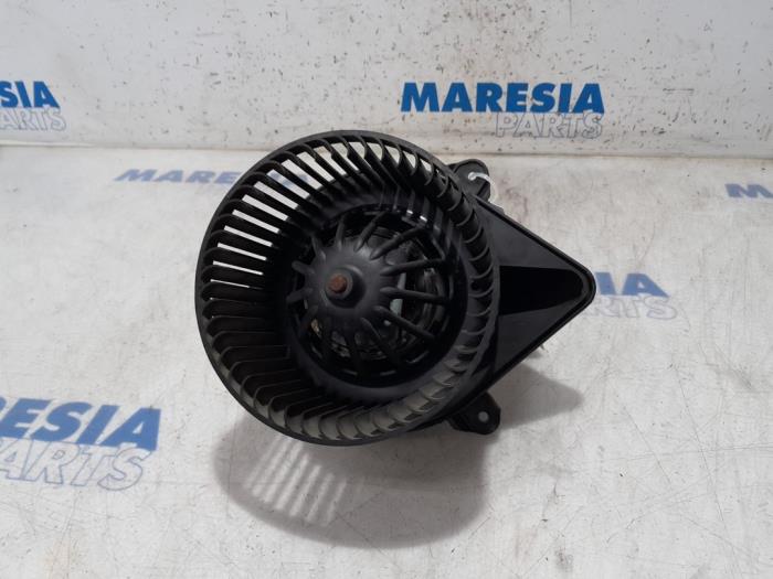 Kachel Ventilatiemotor van een Renault Trafic New (FL) 2.5 dCi 16V 145 2007