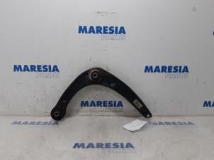 Gebruikte Draagarm onder rechts-voor Peugeot 3008 I (0U/HU) 1.6 VTI 16V Prijs € 25,00 Margeregeling aangeboden door Maresia Parts