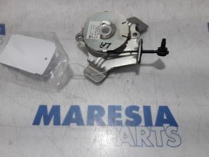 Gebruikte Scharnier Achterklep Peugeot 3008 I (0U/HU) 1.6 VTI 16V Prijs € 25,00 Margeregeling aangeboden door Maresia Parts