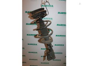 Gebruikte Mac Phersonpoot rechts-voor Renault Laguna II Grandtour (KG) 1.9 dCi 120 Prijs € 40,00 Margeregeling aangeboden door Maresia Parts