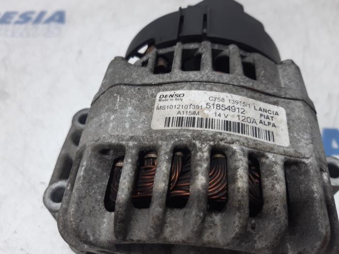 Dynamo van een Opel Combo 1.3 CDTI 16V ecoFlex 2015