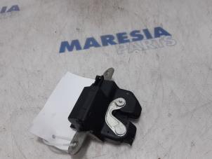 Gebruikte Slotmechaniek Achterklep Fiat Punto Evo (199) 1.4 LPG Prijs € 30,00 Margeregeling aangeboden door Maresia Parts