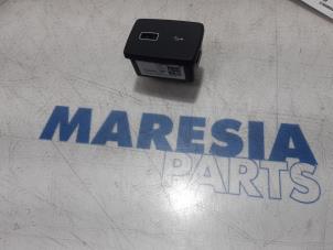 Gebruikte AUX/USB aansluiting Citroen Jumper (U9) 2.2 Blue HDi 140 Prijs € 30,25 Inclusief btw aangeboden door Maresia Parts