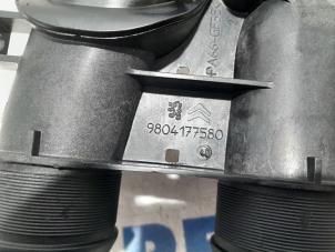 Intercooler Buis van een Citroën C4 Cactus (0B/0P) 1.6 Blue Hdi 100 2017