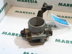 Gebruikte Gasklephuis Fiat Brava (182B) 1.6 16V Prijs € 40,00 Margeregeling aangeboden door Maresia Parts