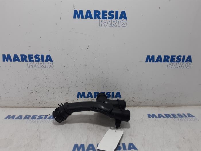 Gebruikte Intercooler Buis Citroen C4 Cactus (0B/0P) 1.6 Blue Hdi 100 Prijs € 40,00 Margeregeling aangeboden door Maresia Parts