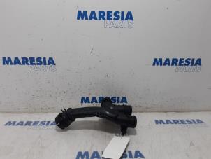 Gebruikte Intercooler Buis Citroen C4 Cactus (0B/0P) 1.6 Blue Hdi 100 Prijs € 40,00 Margeregeling aangeboden door Maresia Parts