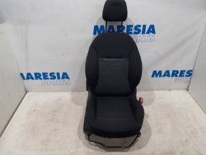 Gebruikte Voorstoel rechts Peugeot 208 I (CA/CC/CK/CL) 1.0 Vti 12V PureTech Prijs € 105,00 Margeregeling aangeboden door Maresia Parts