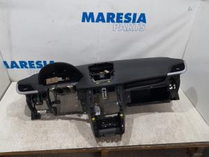 Gebruikte Dashboard Peugeot 207 CC (WB) 1.6 16V Prijs € 199,50 Margeregeling aangeboden door Maresia Parts