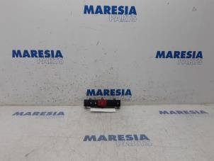 Gebruikte Gevarenlicht Schakelaar Citroen Jumper (U9) 2.0 BlueHDi 130 Prijs € 42,35 Inclusief btw aangeboden door Maresia Parts