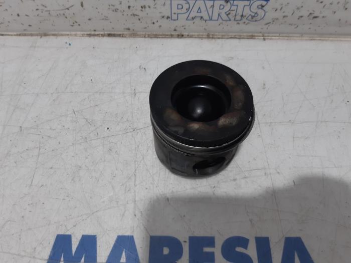 Zuiger van een Peugeot Boxer (U9) 2.2 HDi 110 Euro 5 2016