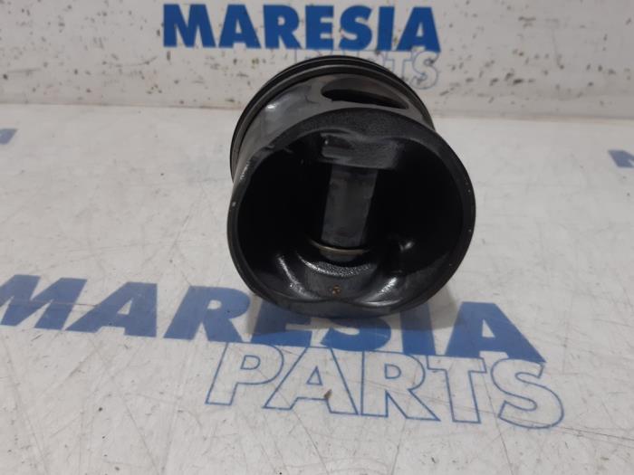 Zuiger van een Peugeot Boxer (U9) 2.2 HDi 110 Euro 5 2016