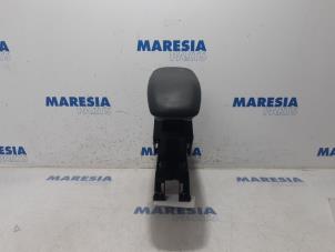 Gebruikte Armleuning Citroen C3 (SC) 1.2 VTi 82 12V Prijs € 40,00 Margeregeling aangeboden door Maresia Parts