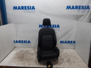 Gebruikte Voorstoel rechts Peugeot 207 CC (WB) 1.6 16V Prijs € 105,00 Margeregeling aangeboden door Maresia Parts