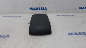 Gebruikte Armleuning Peugeot 508 SW (8E/8U) 1.6 e-HDi 16V Prijs € 75,00 Margeregeling aangeboden door Maresia Parts