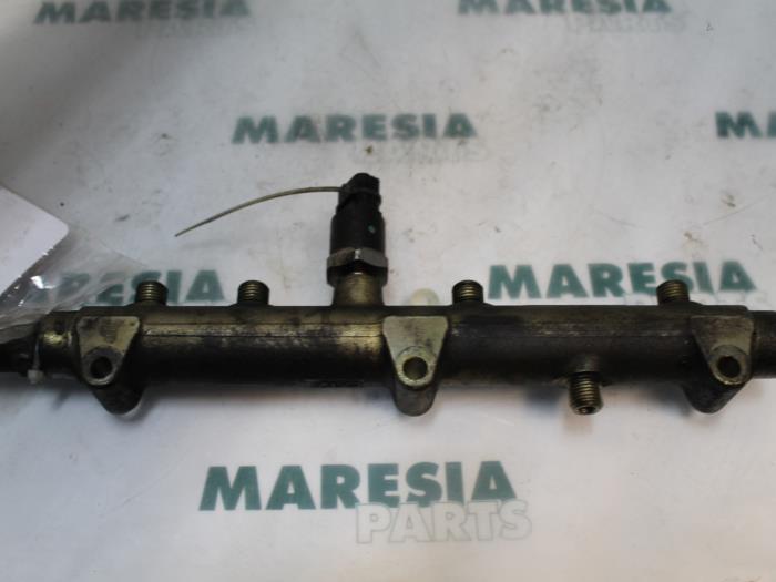 Gebruikte Injector brug Fiat Ducato (243/244/245/247) 2.3 JTD 16V 15 Prijs € 127,05 Inclusief btw aangeboden door Maresia Parts