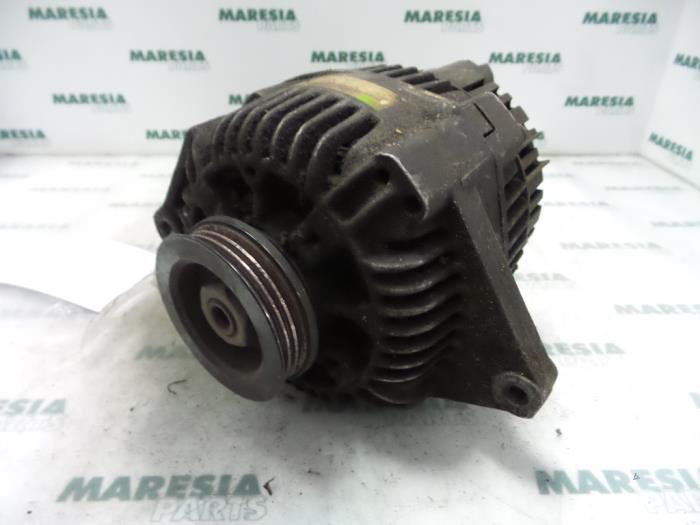 Gebruikte Dynamo Renault Megane Classic (LA) 1.4i RL,RN Prijs € 40,00 Margeregeling aangeboden door Maresia Parts