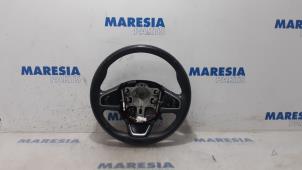 Gebruikte Stuurwiel Renault Clio IV (5R) 0.9 Energy TCE 90 12V Prijs € 105,00 Margeregeling aangeboden door Maresia Parts